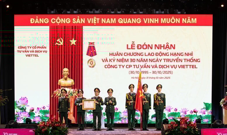 VTK mottog andra klassens arbetsmedalj - Foto 1. VTK đón nhân Huân chương Lao động hạng Nhì- Ảnh 1.