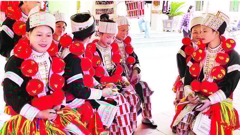 Dámské kostýmy Red Dao.