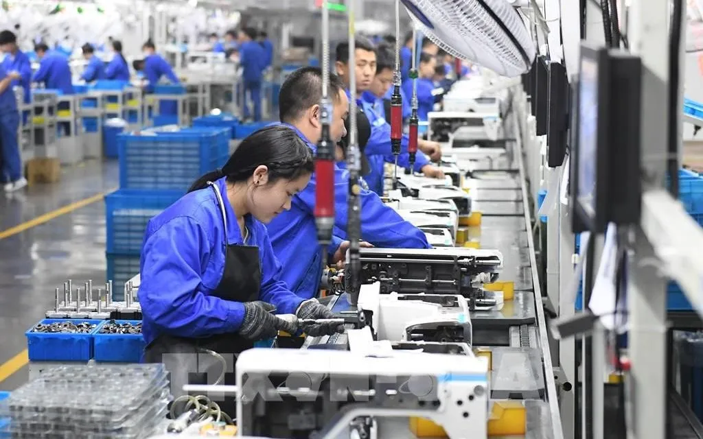 中国浙江省のジャックミシン工場で働く労働者たち。写真:THX/TTXVN  Công nhân làm việc tại nhà máy Jack Sewing Machine ở tỉnh Chiết Giang, Trung Quốc. Ảnh: THX/TTXVN