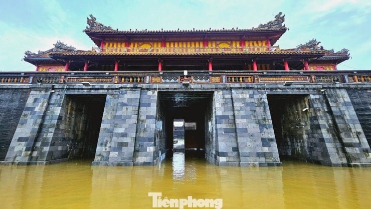 កម្មករសម្អាតភក់នៅតំបន់មួយក្នុងបរិវេណវិមាន Hue។