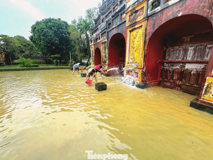 ទីធ្លាឥដ្ឋក្នុងតំបន់បេតិកភណ្ឌត្រូវបានសម្អាតបន្ទាប់ពីគ្របដោយភក់។