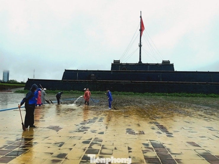 បុគ្គលិកបានប្រើទុយោសម្ពាធខ្ពស់ ដើម្បីសម្អាតទីធ្លាឥដ្ឋ។