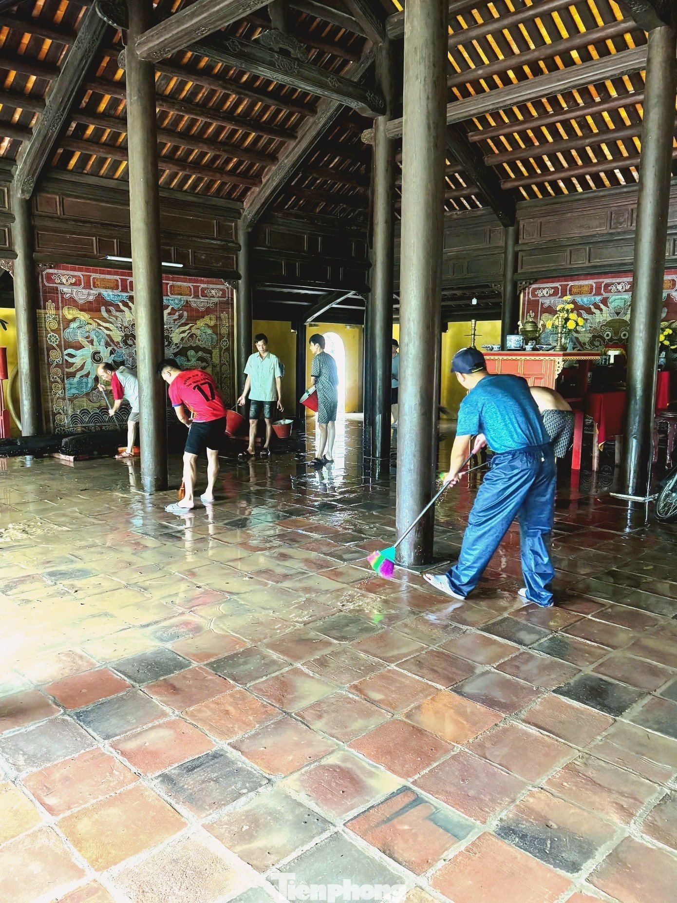 កម្មករម្នាក់កំពុងសម្អាតផ្ទៃខាងក្នុងវត្ថុបុរាណ។