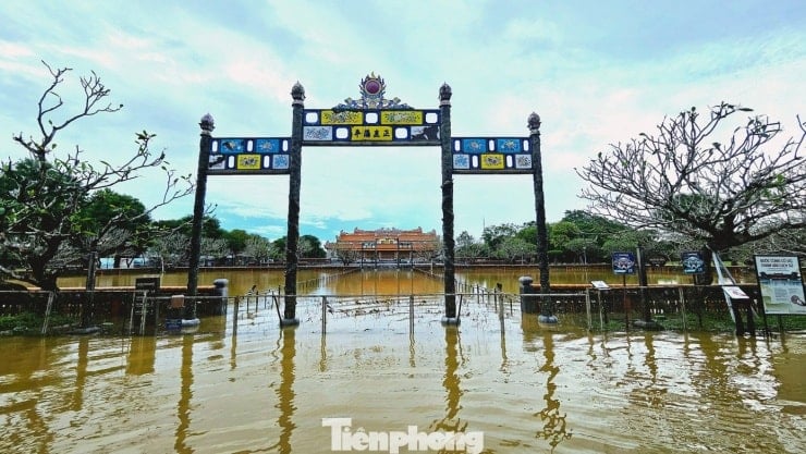 ទិដ្ឋភាពបែប Panoramic នៃតំបន់ទីធ្លាអគ្គិសនីកំពុងត្រូវបានសម្អាតបន្ទាប់ពីទឹកជំនន់។