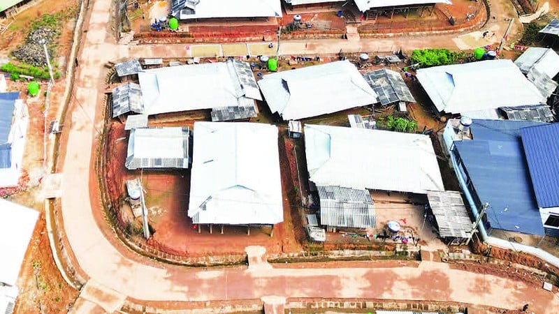 সোন লা-এর অনেক জাতিগত সংখ্যালঘু গ্রামে, রাস্তাঘাট, বিদ্যুৎ এবং জলের ক্ষেত্রে বিনিয়োগ করা হয়েছে, যা মানুষের জীবনকে স্থিতিশীল করতে সাহায্য করেছে।