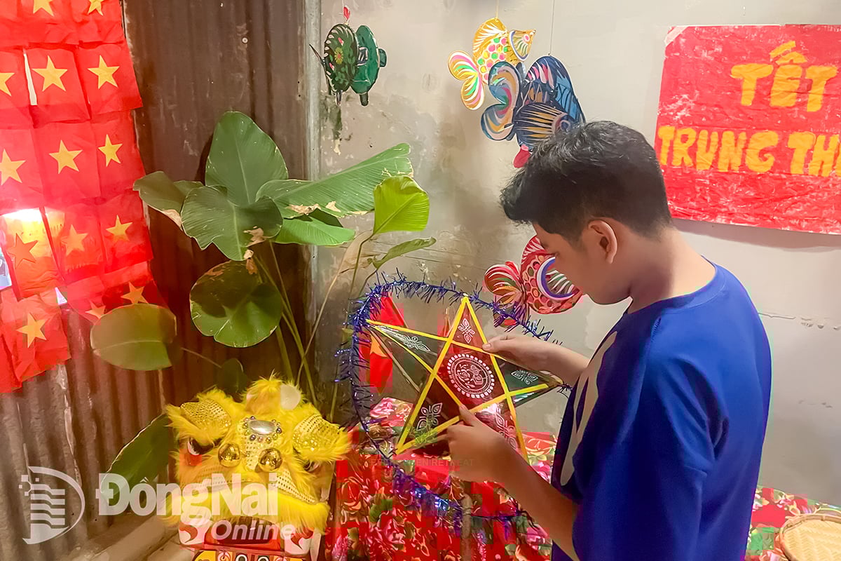 Young people make traditional mid-autumn lanterns at mid-autumn festival decoration check-in points. Photo: Le Duy   