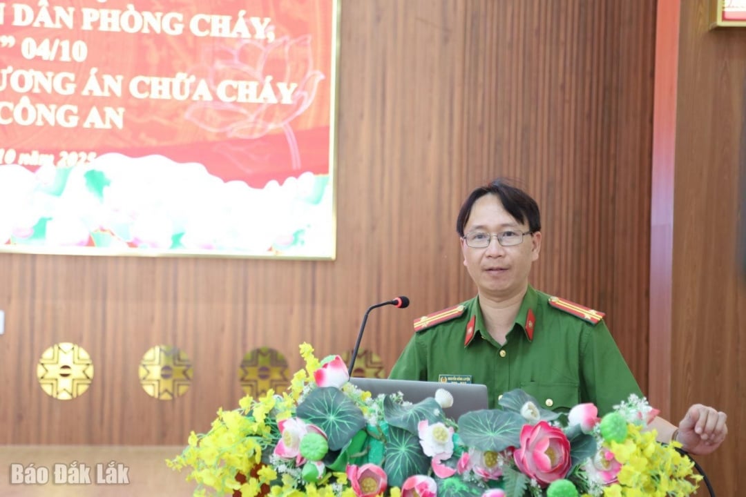 លោកវរសេនីយ៍ទោ Nguyen Hong Luyen អនុប្រធានក្រុមពន្លត់អគ្គីភ័យ និងសង្គ្រោះលេខ១ បានចុះផ្សព្វផ្សាយច្បាប់បង្ការ និងពន្លត់អគ្គីភ័យ។