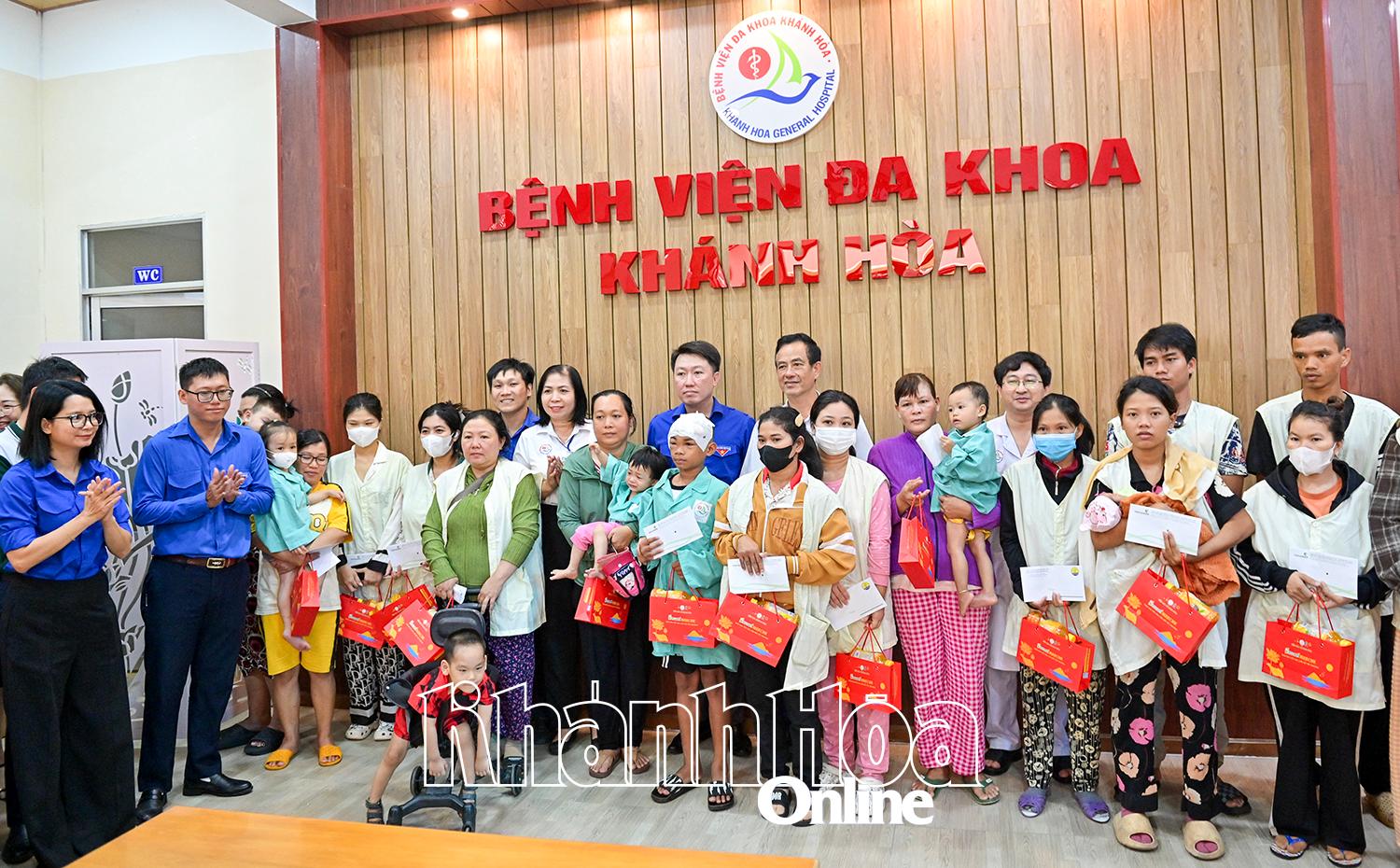 អង្គការយុវជនផ្តល់អំណោយពាក់កណ្តាលរដូវស្លឹកឈើជ្រុះដល់កុមារនៅមន្ទីរពេទ្យទូទៅ Khanh Hoa ។