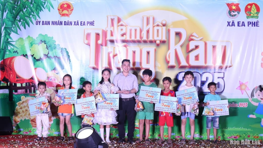 Ea Phe commune leaders give gifts to teenagers and children.