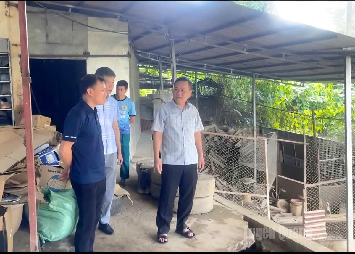 លេខាបក្សសង្កាត់ Minh Xuan លោក Do Hung Duc បានទៅសួរសុខទុក្ខ និងលើកទឹកចិត្តគ្រួសាររងគ្រោះដោយគ្រោះបាក់ដី។