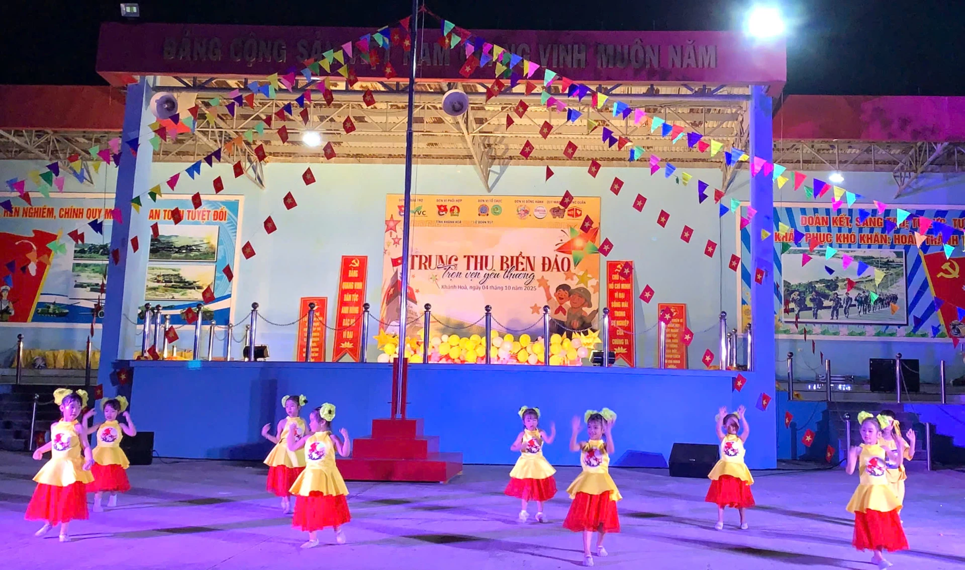 Một tiết mục văn nghệ của các cháu thiếu nhi.