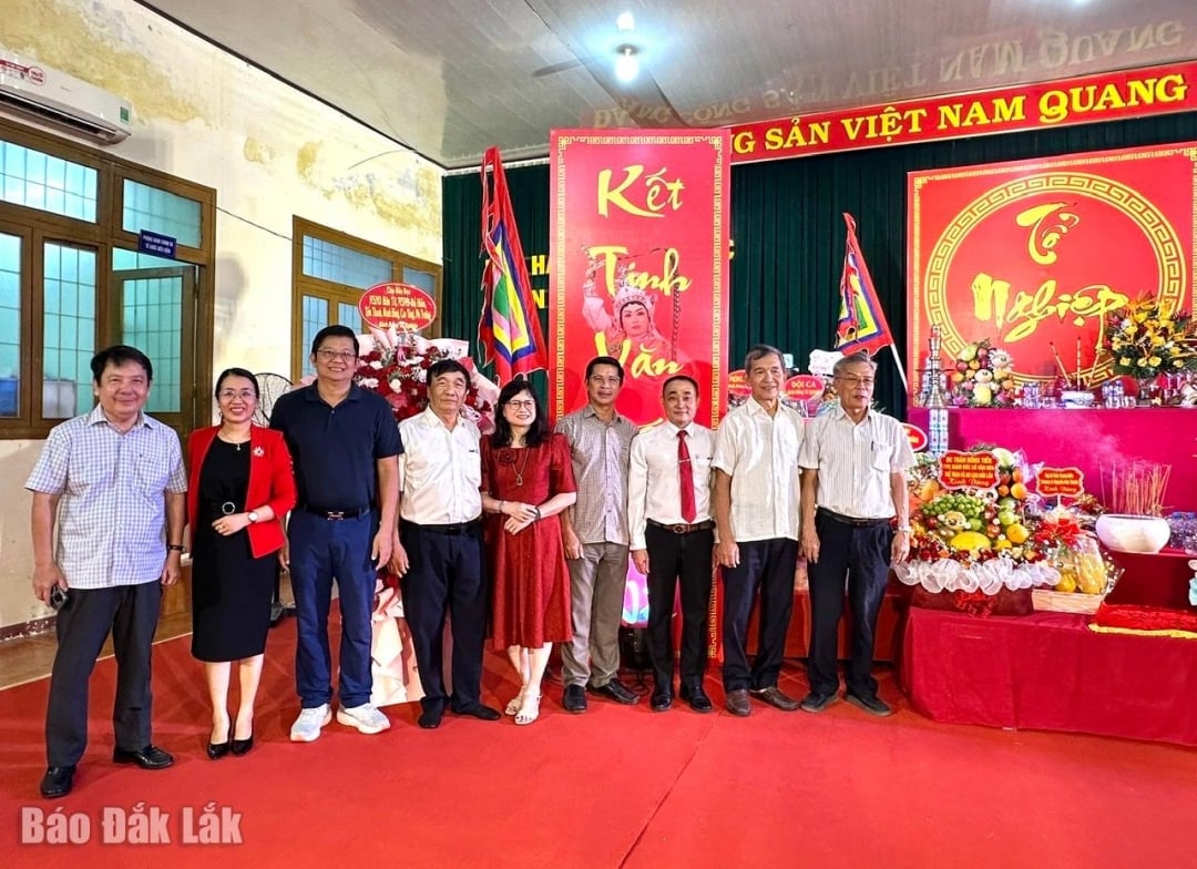 ប្រតិភូបានថតរូបអនុស្សាវរីយ៍ក្នុងពិធី។