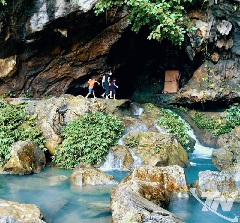  Hang Phượng Hoàng - suối Mỏ Gà, xã Võ Nhai hiện nay chưa có nhiều  
dịch vụ vui chơi, giải trí, ngoài bể bơi nhưng diện tích không đủ lớn.