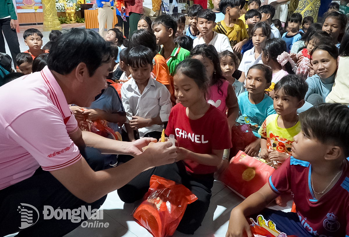 The Organizing Committee of the Mid-Autumn Festival for Children 2025 prepared many delicious foods for children in Loc Hung commune to participate in the feast.