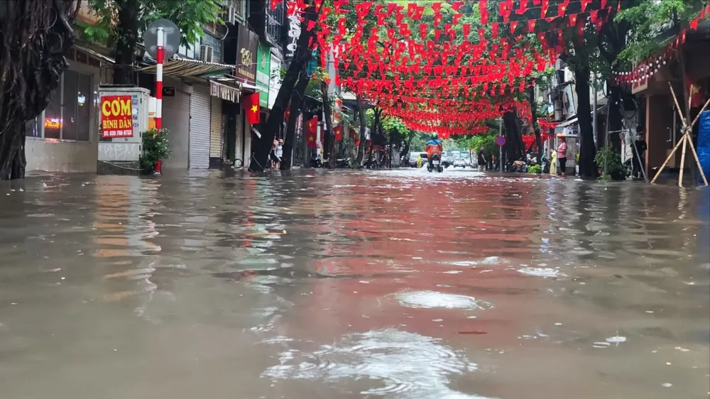 Ploile abundente din 30 septembrie au provocat inundații grave pe multe străzi din Hanoi.