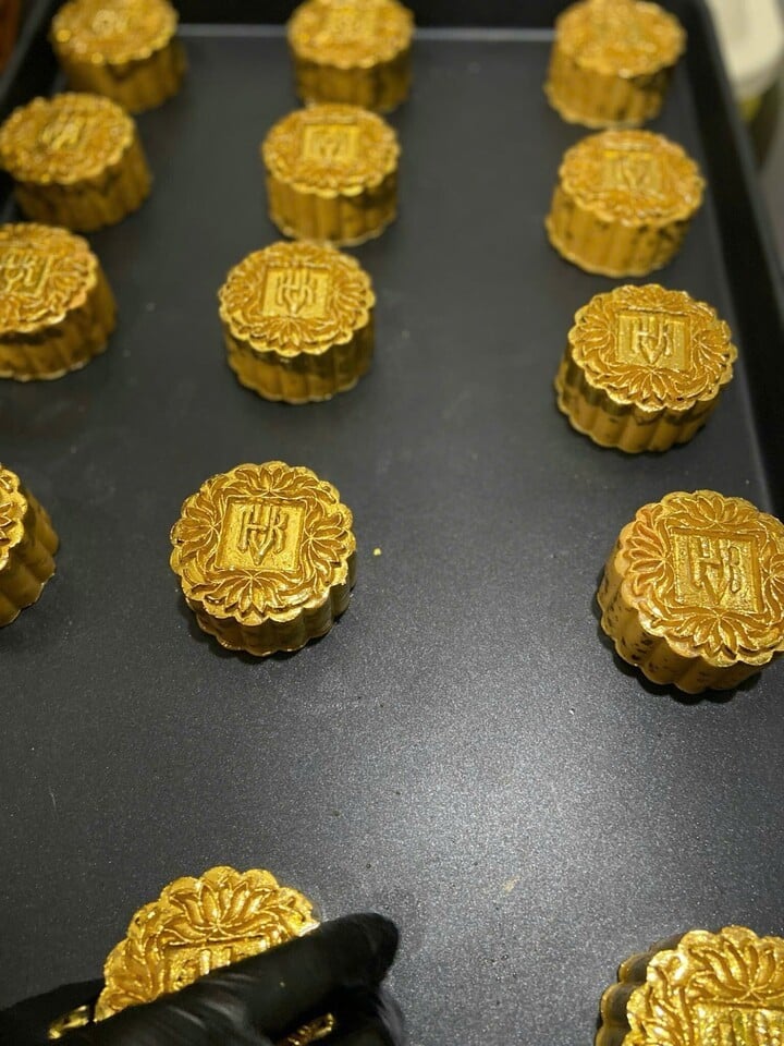 Each box of 6 cakes is sold for 1.3 million VND/box. (Photo: NVCC).