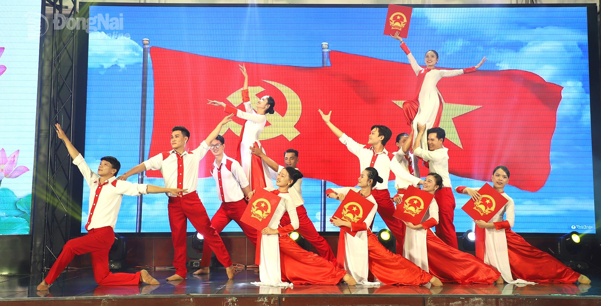 Nghệ sĩ Đồng Nai biểu diễn nghệ thuật mừng ngày Sân khấu Việt Nam (12-8 âm lịch hằng năm), chào mừng thành công Đại hội Đại biểu Đảng bộ tỉnh lần thứ I, nhiệm kỳ 2025-2030. Ảnh: My Ny
