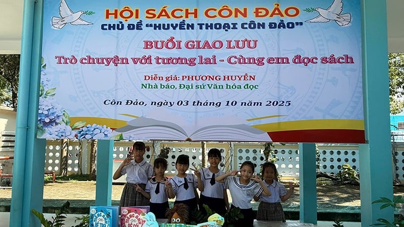 ការផ្លាស់ប្តូរបំផុសគំនិតនៃការអានជាច្រើនសម្រាប់សិស្សានុសិស្សនៅពិព័រណ៍សៀវភៅខនដាវ។ (រូបថត៖ Phuong Huyen)
