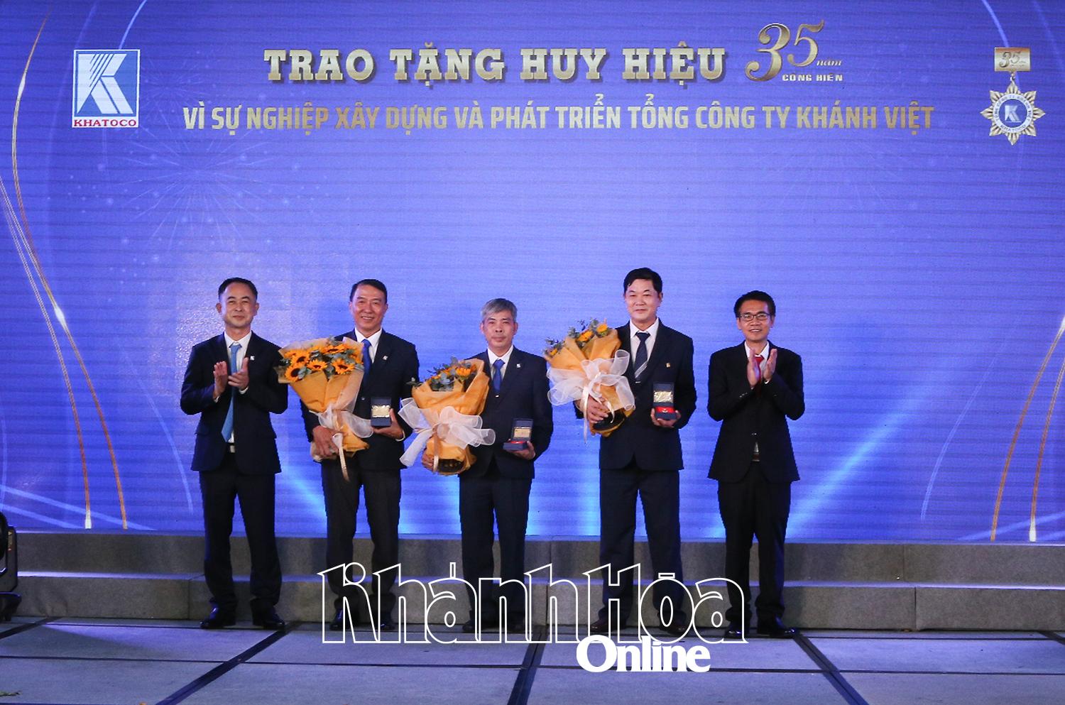 បុគ្គលចំនួន ៣ នាក់ទទួលបានផ្លាកសញ្ញា ៣៥ ឆ្នាំ “ដើម្បីបុព្វហេតុកសាង និងអភិវឌ្ឍន៍សាជីវកម្ម Khanh Viet”
