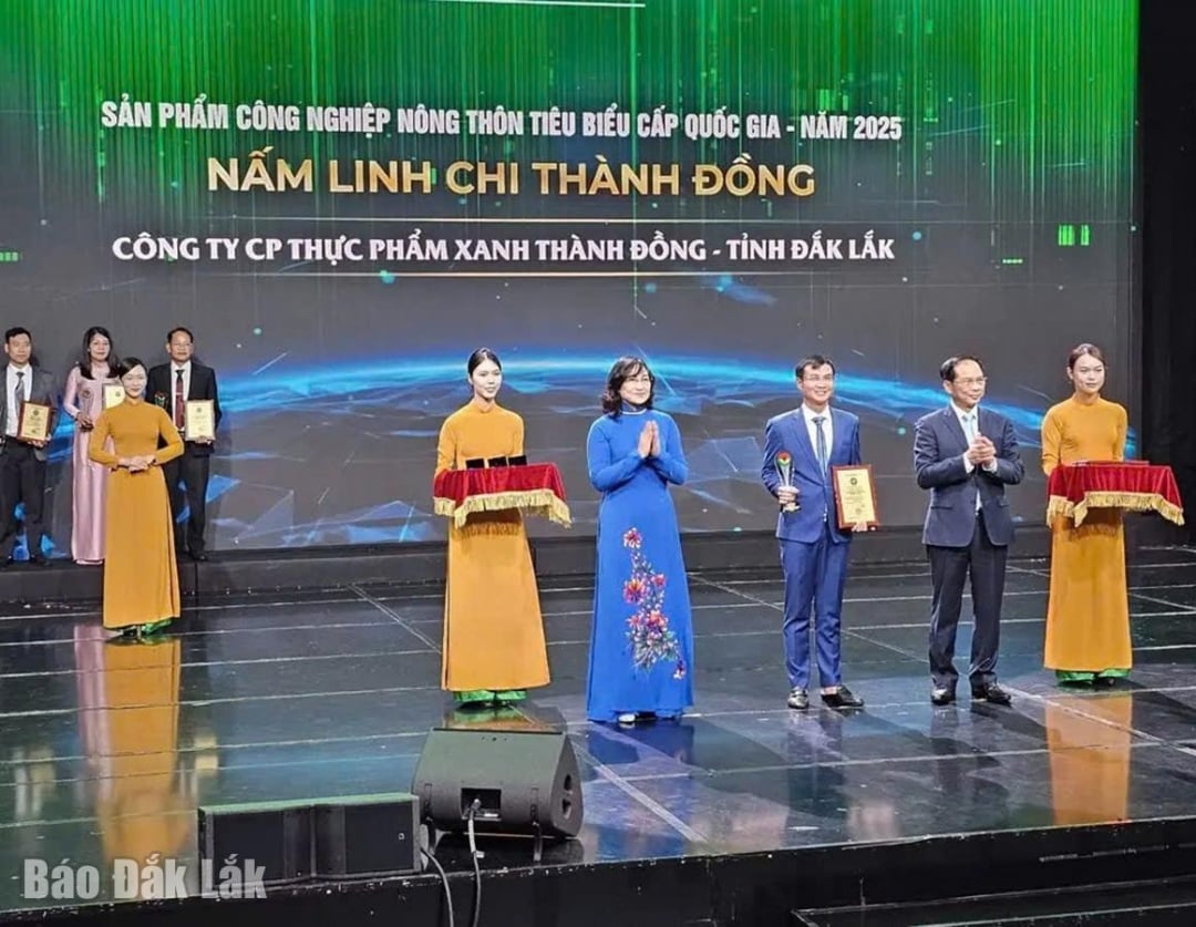 តំណាង​ក្រុមហ៊ុន Thanh Green Food Joint Stock Company បាន​ទទួល​ពានរង្វាន់​សំរិទ្ធ