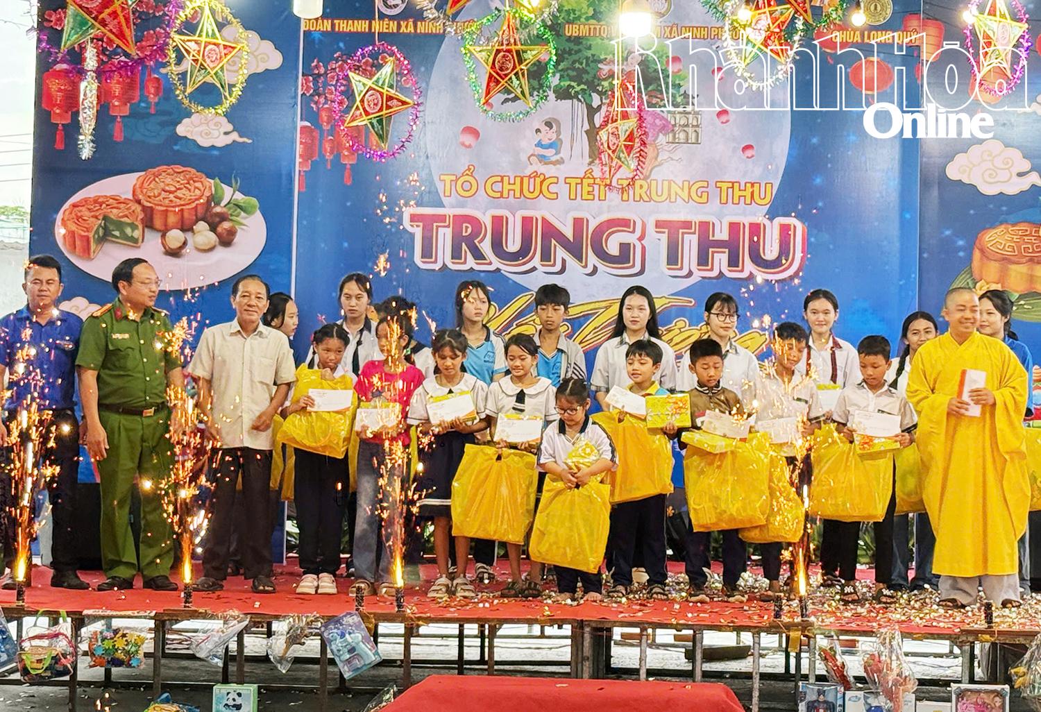 គណៈកម្មាធិការរៀបចំផ្តល់អំណោយ និងអាហារូបករណ៍ដល់កុមារ។