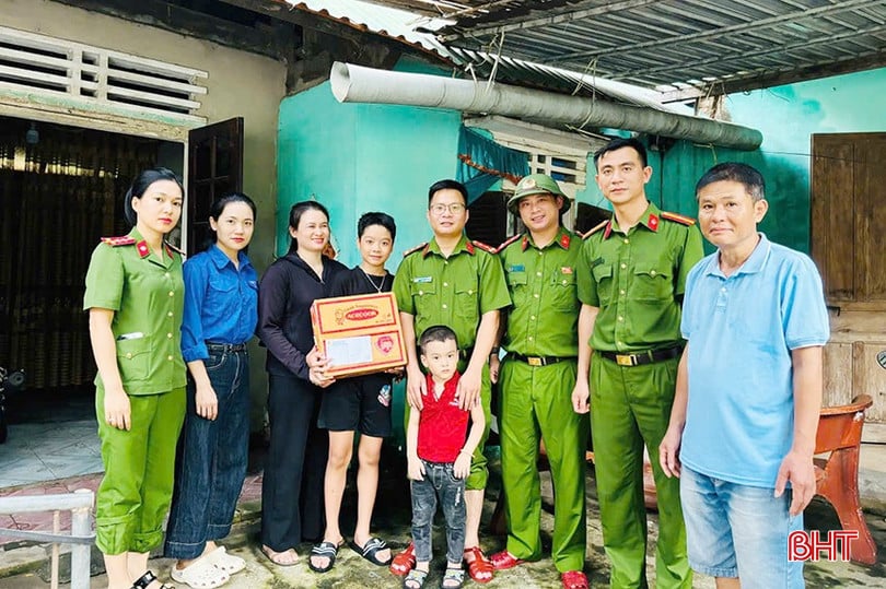bqbht_br_nhung-mon-qua-nho-duoc-trao-tang-da-giup-thieu-nhi-duc-tho-co-them-niem-vui-sau-bao-lu.jpg