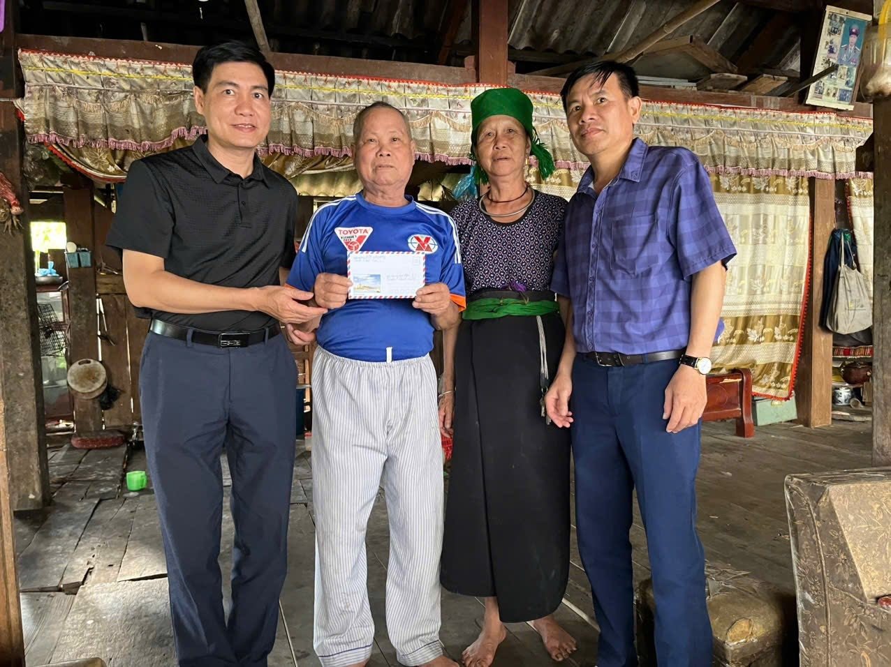 ong-hoang-van-lien-chu-tich-hoi-nong-dan-phuong-ngoai-cung-ben-phai-cung-lanh-daomttq-phuong-di-tham-hoi-cac-hoi-vien.jpg