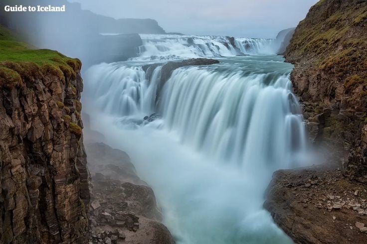Có nghĩa là “Thác Vàng”. Tên gọi Gullfoss trong tiếng Iceland nghĩa là “Thác Vàng”, lấy cảm hứng từ sắc vàng lấp lánh của nước dưới ánh nắng. Ảnh: Pinterest.