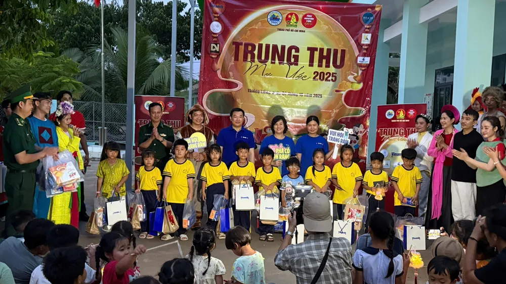 Đại tá Trương Minh Tuấn, Phó Chỉ huy trưởng BĐBP thành phố và các mạnh thường quân tặng quà trung thu cho các cháu học sinh tại Trường Tiểu học Thạnh An xã Thạnh An, TP. HCM (Ảnh Lương Kiểm)..jpg