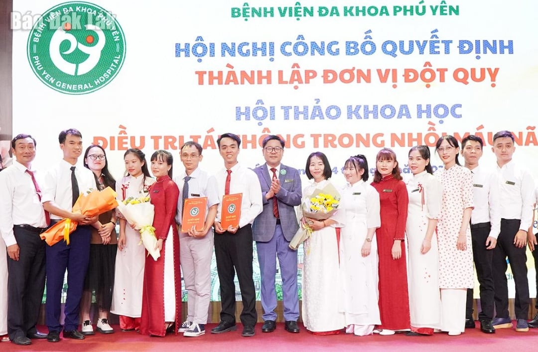 ប្រធានមន្ទីរពេទ្យទូទៅ Phu Yen បានផ្តល់រង្វាន់ដល់ការសម្រេចចិត្តបង្កើតអង្គភាពជំងឺដាច់សរសៃឈាមខួរក្បាលដល់នាយកដ្ឋានសរសៃប្រសាទ - Endocrinology ។