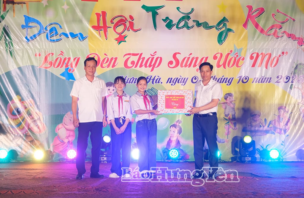 Đồng chí Lại Văn Hoàn, Phó Chủ tịch UBND tỉnh trao quà Trung thu của Tỉnh ủy, HĐND, UBND, Ủy ban MTTQ Việt Nam tỉnh Hưng Yên cho thiếu niên, nhi đồng xã Hưng Hà.