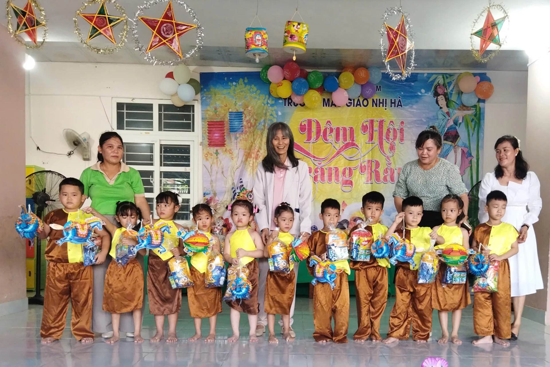 ចែកអំណោយដល់កុមារនៃសាលាមត្តេយ្យ Phuoc Ha ។