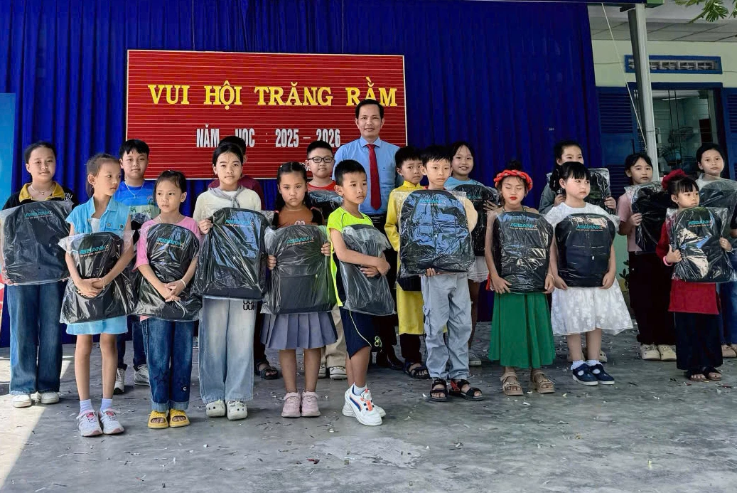 ប្រគល់អំណោយចំនួន២០ ដល់សិស្សក្រីក្រ ដែលមានលទ្ធផលសិក្សាល្អ។
