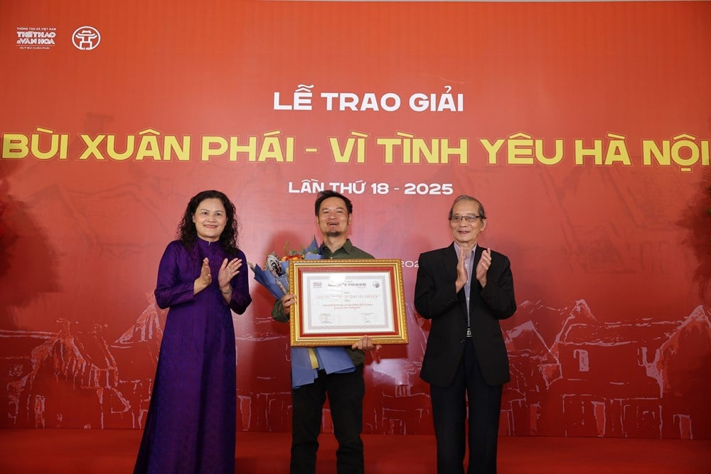តន្ត្រីករ Tran Tien ទទួលបាន “ពានរង្វាន់ Bui Xuan Phai - សម្រាប់សេចក្តីស្រឡាញ់ទីក្រុងហាណូយ” - រូបថតទី ២