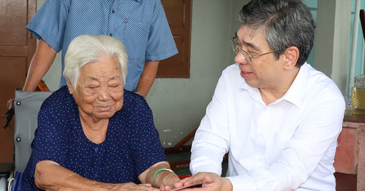 Phó Bí thư Thành ủy TPHCM Nguyễn Phước Lộc thăm, tặng quà Mẹ Việt Nam Anh hùng