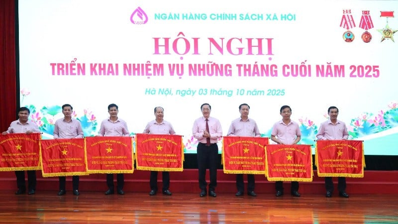 General Director Duong Quyet Thang awarded the State Bank's Emulation Flag 2024 to units in the Social Policy Bank system.