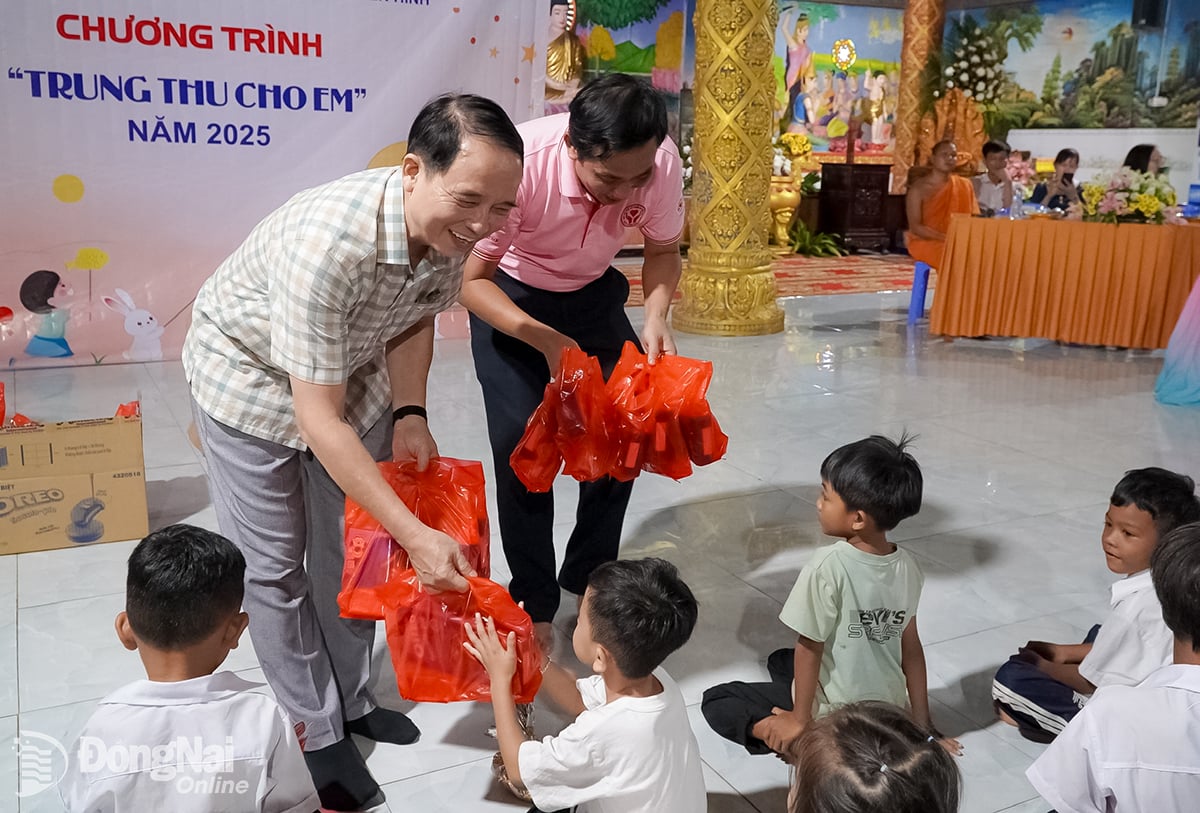 Deputy Editor-in-Chief of Dong Nai Newspaper, Radio and Television Cao Quoc Sang presents Mid-Autumn Festival gifts to children in Loc Hung commune in the Mid-Autumn Festival for Children Program 2025 organized by Dong Nai Newspaper, Radio and Television in coordination with businesses, hospitals and Loc Hung Commune People's Committee.   