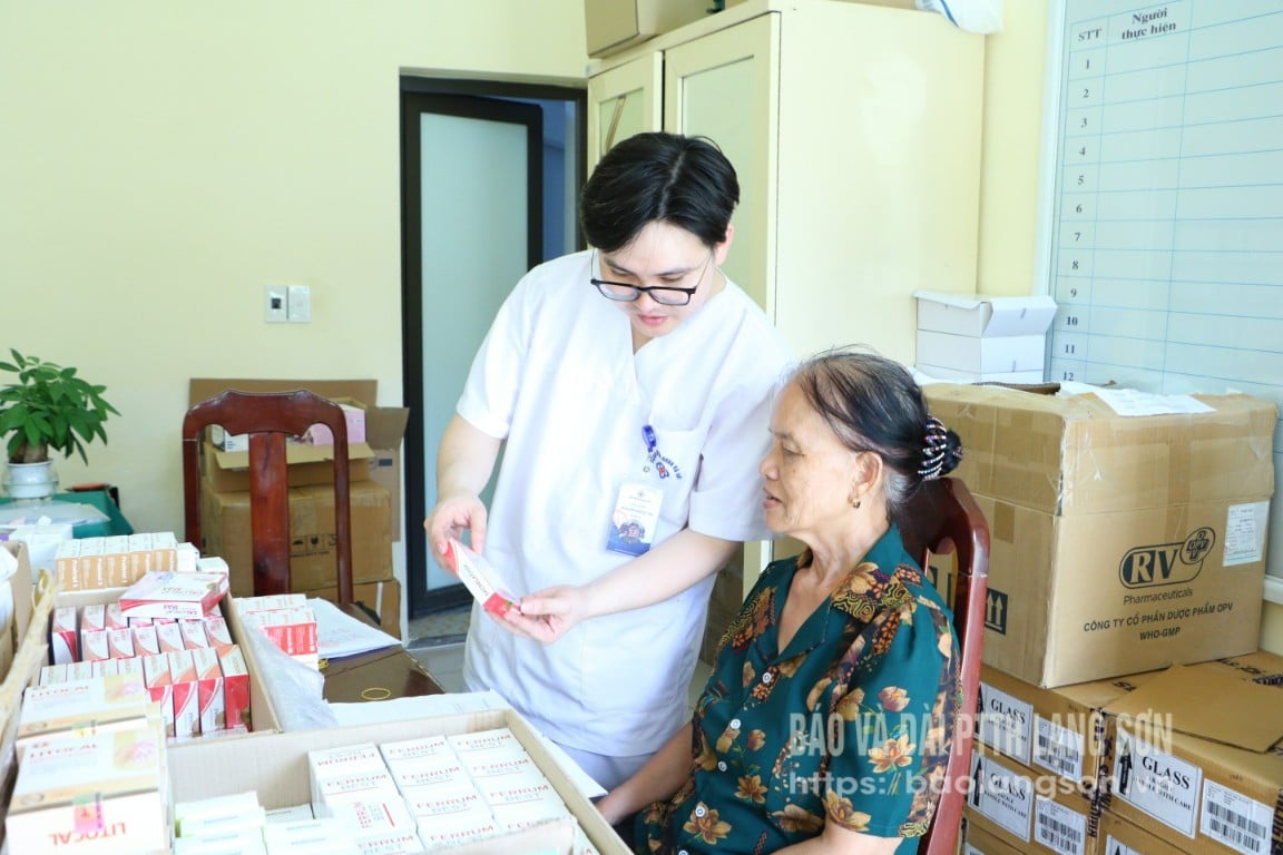 Dược sĩ hướng dẫn người dân cách sử dụng thuốc theo chỉ định