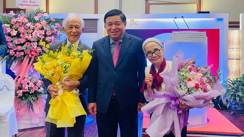 Deputy Prime Minister Nguyen Chi Dung and Professor Jean Tran Thanh Van and his wife Le Kim Ngoc.