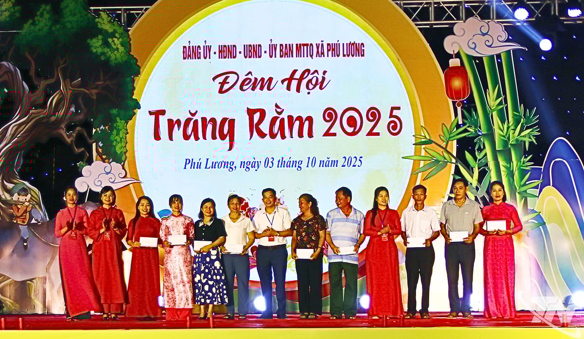 Lãnh đạo địa phương trao giải cho các Khu dân cư tham gia phần thi mô hình rước mô hình.