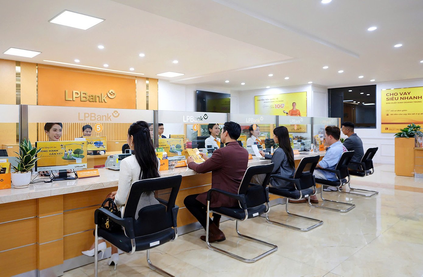 ปัจจุบัน LPBank เป็นธนาคารที่มีการจ่ายเงินสดให้แก่ผู้ถือหุ้นมากที่สุด