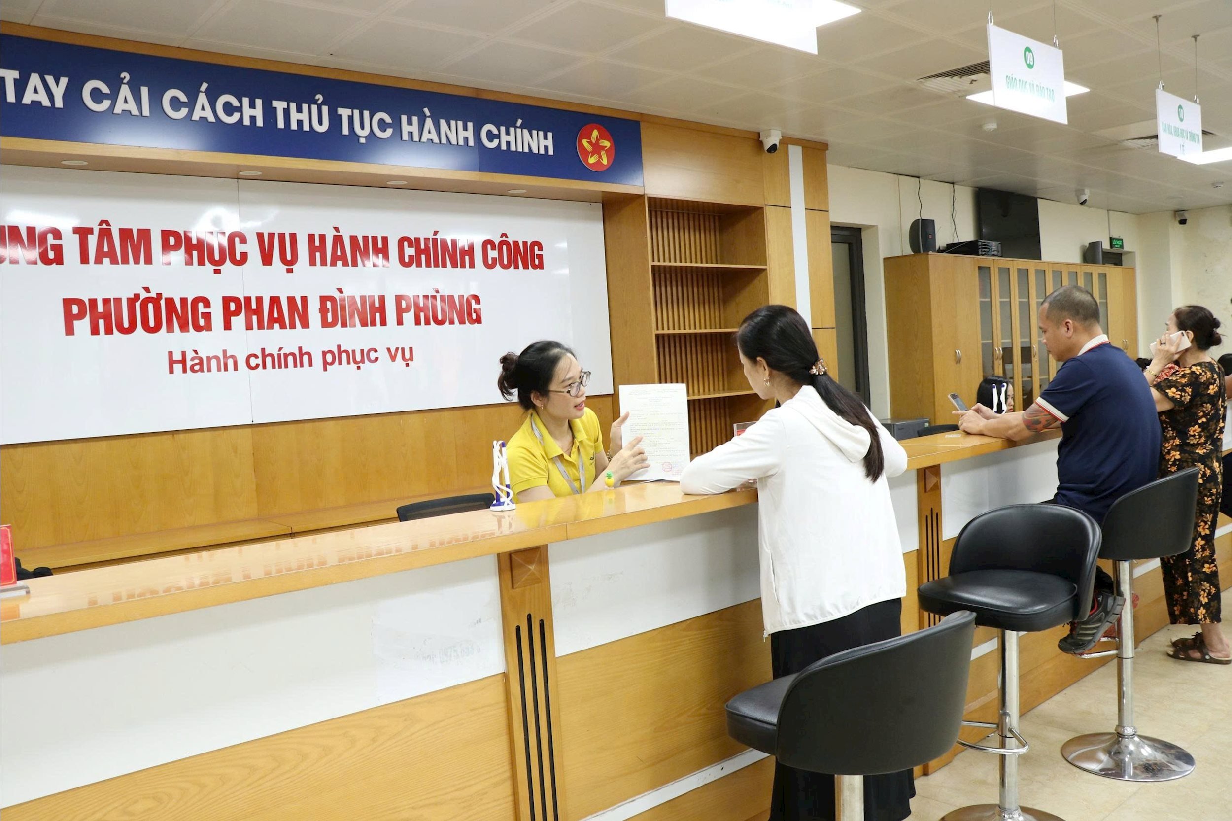 Lesson 3. Photo 1. Staff working at the Phan Dinh Phung Ward Public Administration Service Center are always enthusiastic and attentive in serving citizens.