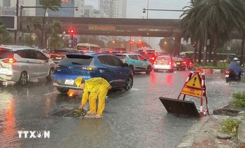 Công nhân Công ty TNHH MTV Thoát nước Hà Nội khẩn trương ứng trực kịp thời tiêu thoát nước khi ngập úng. (Ảnh minh họa. Nguyễn Thắng/TTXVN)