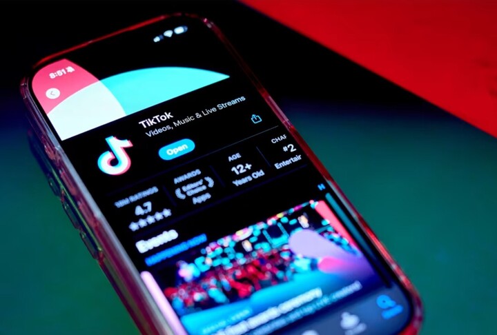 TikTok検索では「非常に性的」なコンテンツが示唆されている。（出典：CNN）