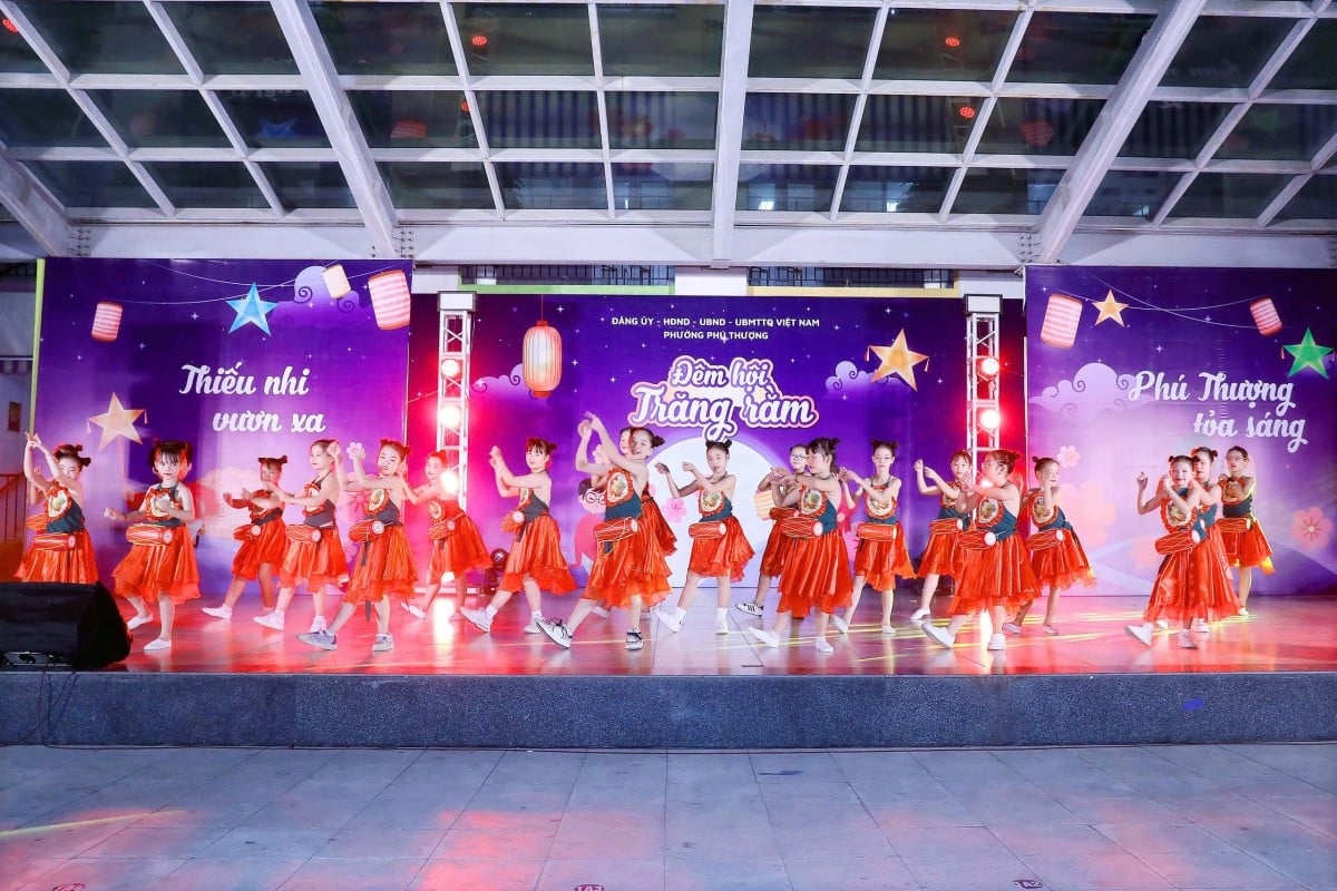 Rộn ràng đêm hội Trăng rằm “Phú Thượng tỏa sáng - Thiếu nhi vươn xa”- Ảnh 4.