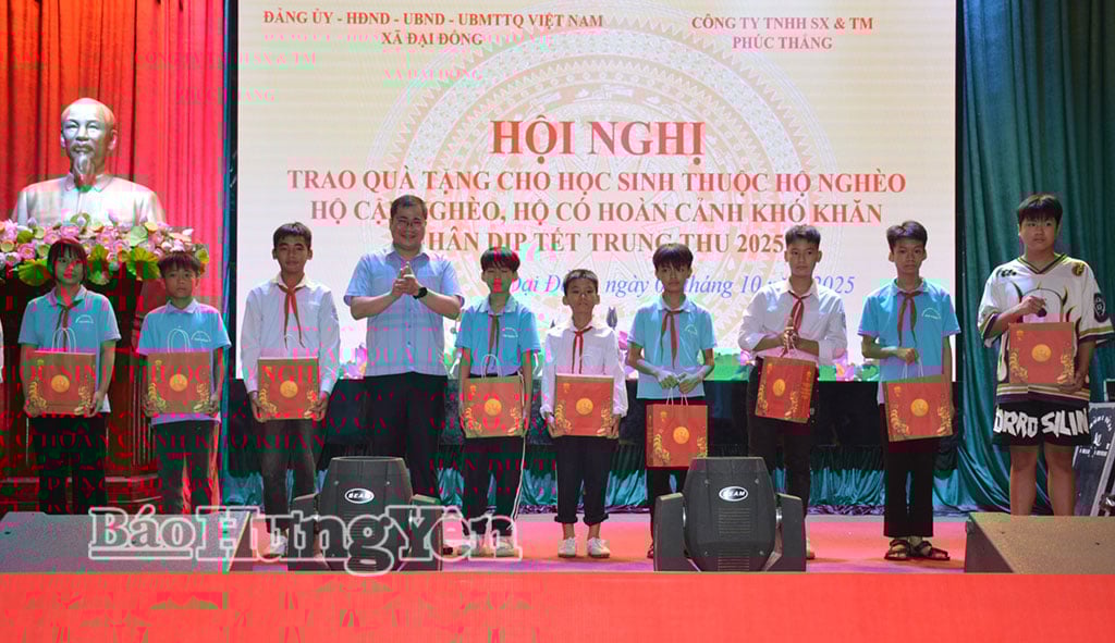 ថ្នាក់​ដឹក​នាំ​ឃុំ Dai Dong ប្រគល់​អំណោយ​ពាក់​កណ្តាល​សរទរដូវ​ដល់​កុមារ​ពី​គ្រួ​សារ​ក្រី​ក្រ គ្រួសារ​ជិត​ក្រ និង​គ្រួ​សារ​ជួប​ការ​លំបាក​ក្នុង​ឃុំ។