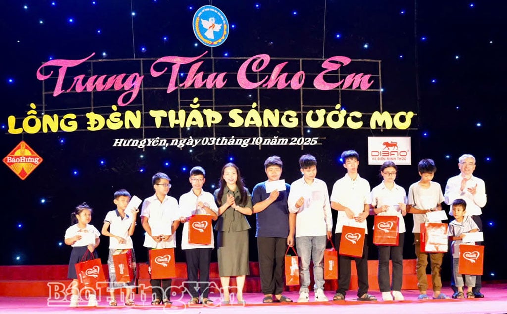 Các đồng chí Ủy viên Ban Thường vụ Tỉnh ủy trao quà cho các em nhỏ có hoàn cảnh khó khăn.