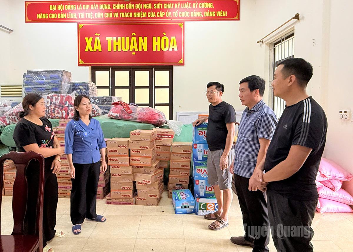 Đồng chí Lý Thị Lan tặng quà và nắm bắt công tác khắc phục hậu quả thiên tai tại xã Thuận Hòa.