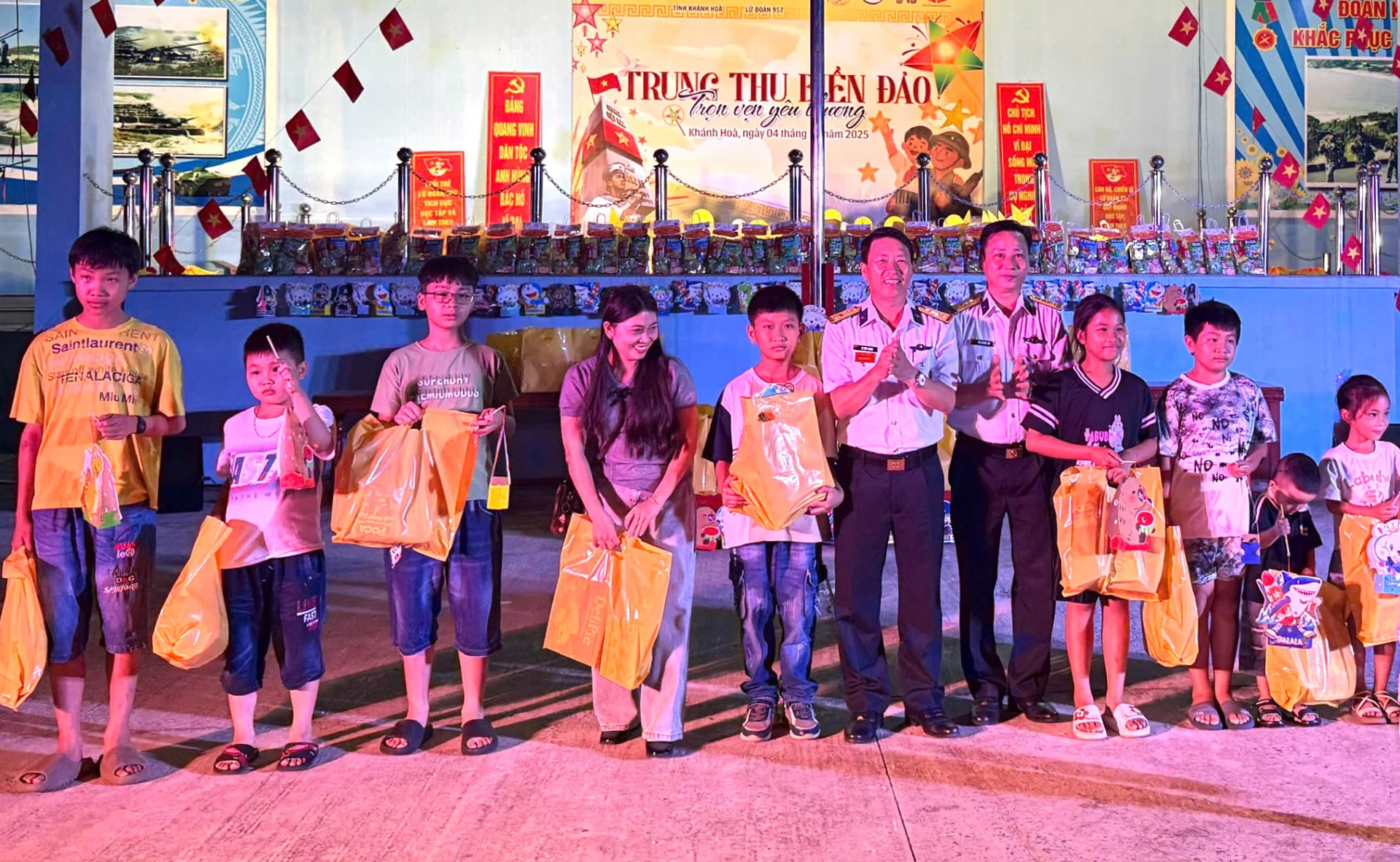 Chỉ huy đơn vị tặng quà cho các cháu