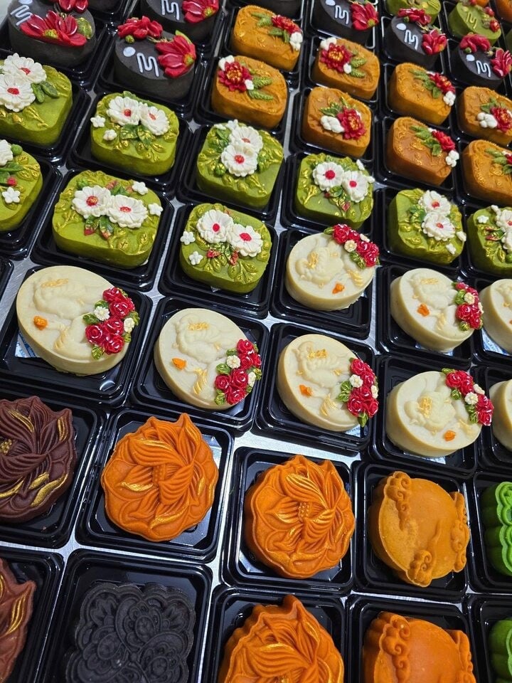 Mooncakes with 3D embossed patterns are sold for 320,000 VND/box of 4.